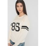 Bluza de trening cu imprimeu si decolteu la baza gatului