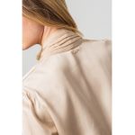 Bluza cu aspect satinat si detaliu cu esarfa