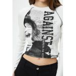 Bluza crop cu model grafic