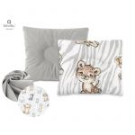 Perna bebelus, MimiNu, Profilata, Cu doua fete, Cu functie anti-soc, Pufoasa, Din catifea si bumbac, Materiale certificate Oeko Tex Standard 100, 23x26 cm, Velvet Safari natural/Grey