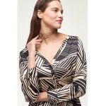 Bluza cu decolteu adanc in V si imprimeu