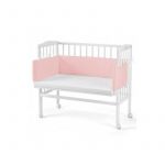 Patut suplimentar 2in1 pentru copii, Waldin, 90 cm x 55 cm, lemn de fag, vopsea certificata, roti blocabile, laterala detasabila, co-sleeping, Saltea inclusa, Alb cu Aparatoare Roz
