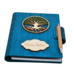 Agenda A5 din lemn personalizata, albastra, Piksel, Pomul vietii, 100 pagini si pix din lemn inclus