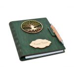 Agenda A5 din lemn Personalizata, Verde inchis, Piksel, Pomul Vietii, 100 pagini si pix din lemn inclus