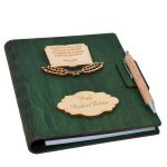 Agenda A5 din lemn personalizata, Verde, Piksel, Absolvire, Profesori, Invatatori, 100 pagini si pix din lemn inclus