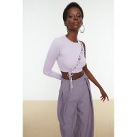Bluza crop cu decolteu pe un umar si snur