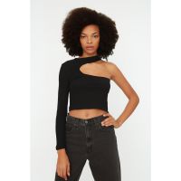 Bluza crop cu decolteu pe un umar
