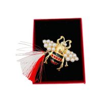 Brosa En-gros Albinuta Stilizata, marime mare, ambalata in cutie rosie, 8.5×6.5×2.5cm