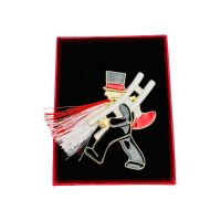 Brosa En-gros Cosar Norocos, marime mare, ambalata in cutie rosie, 8.5×6.5×2.5cm
