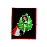Brosa En-gros Gargarita pe Frunza, marime mare, ambalata in cutie rosie, 8.5×6.5×2.5cm