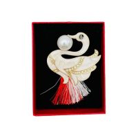 Brosa En-gros Lebada Stilizata, marime mare, ambalata in cutie rosie, 8.5×6.5×2.5cm