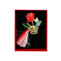 Brosa Martisor En-gros, Cosulet cu Trandafir, ambalata in cutie rosie cu fereastra, 8.5×6.5×2.5cm