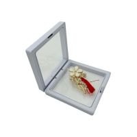 Brosa Martisor En-gros, Floare Stilizata in cutie cu expunere 3D, 8.5×8.5×2cm