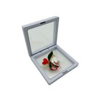 Brosa Martisor En-gros, Ghiocel Gingas in cutie cu expunere 3D, 8.5×8.5×2cm