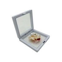 Brosa Martisor En-gros, Lebada Deosebita in cutie cu expunere 3D, 8.5×8.5×2cm