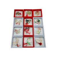 Brosa Martisor En-gros ambalata in cutie cu expunere 3D, 8.5×8.5×2cm, modele diferite