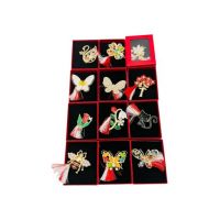 Brosa Martisor En-gros ambalata in cutie rosie cu fereastra, 8.5×6.5×2.5cm, modele diferite