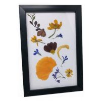 Rama neagra decorata cu flori presate