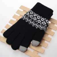 Atingeți mănușile cu un model negru