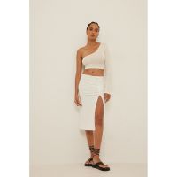 Bluza crop cu decolteu pe un umar