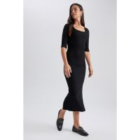 . Rochie cu croiala bodycon si decolteu patrat