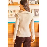 Bluza cu striatii si guler ascutit