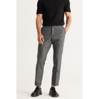 . Pantaloni slim fit