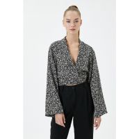 Bluza crop cu model petrecut