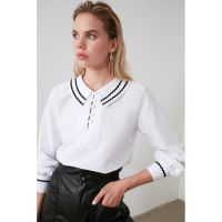 Bluza cu detalii contrastante