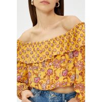Bluza crop cu decolteu pe umeri