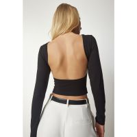 Bluza crop cu spate decupat