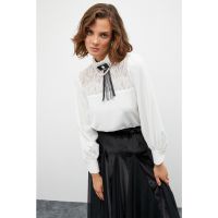 Bluza cu segmente de dantela si funde