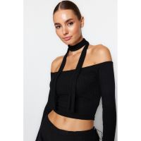 Bluza crop cu striatii si decolteu pe umeri
