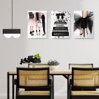Set 3 tablouri femei pantofi detaliu multicanvas - Dimensiune multicanvas: 3 tablouri 80x120 cm