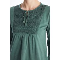 Bluza cu decolteu rotund si broderii