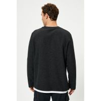 Bluza cu decolteu la baza gatului si aspect texturat