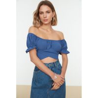 Bluza crop cu decolteu pe umeri