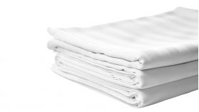 Set lenjerie de pat alba pentru 2 persoane XXL, Bumbac Damasc 100%, 4 piese, Cearceaf pat 220x260, Cearceaf pilota 220x200, Fete de perne 50x70 x 2