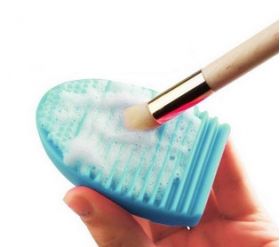 Brush Egg - Accesoriu din silicon pentru curatarea pensulelor de machiaj, Culoarea Albastru