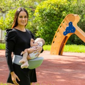 Centura port-bebe evolutiva cu buzunare Seccaby InnovaGoods, 122 x 20 x 16 cm, gri/verde