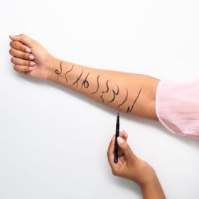 Essence Super Fine Liner Pen eyeliner în fix