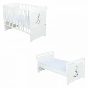 Patut din lemn bebe, Transformabil si pentru junior, 120x60 cm, Din lemn de pin si mdf, Stabil si rezistent, Inaltime saltea reglabila pe 3 nivele, Laterala cu 3 bete detasabile, EN716-1, EN716-2, Alb, Babyneeds, Nadia II, Girafa + Saltea 12 cm