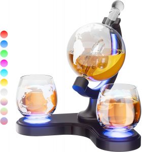 Set decantor cu doua pahare din sticla, design Glob Pamantesc, cu suport de lemn, 850 ml