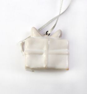 Decoratiune Craciun - Ceramic Present on String, white 4x3cm | Drescher