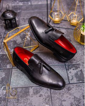 Pantofi Loafers de bărbați din piele naturala, Negru gravat cu ciucuri - P1557