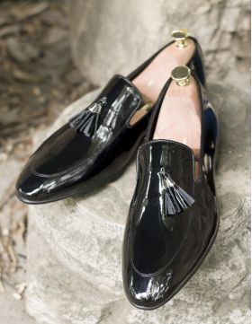 Pantofi de barbati / LOAFERS piele neagra lacuita si ciucuri - P105