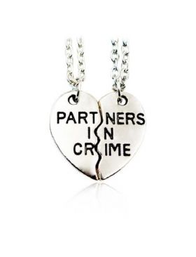 Set 2 coliere cu pandantiv inima si mesaj parteneri in crime in engleza