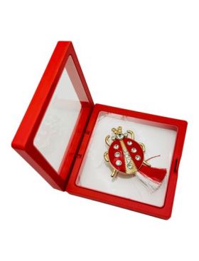 Brosa Martisor En-gros, Gargarita Norocoasa in cutie cu expunere 3D, 8.5×8.5×2cm