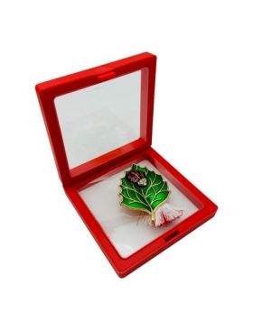 Brosa Martisor En-gros, Gargarita pe Frunza in cutie cu expunere 3D, 8.5×8.5×2cm