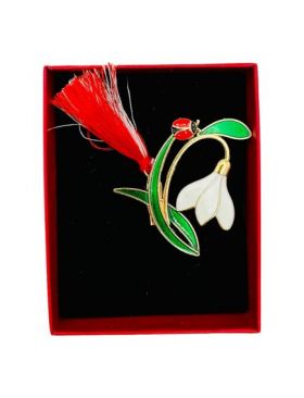 Brosa Martisor En-gros, Ghiocel Gingas, ambalata in cutie rosie cu fereastra, 8.5×6.5×2.5cm